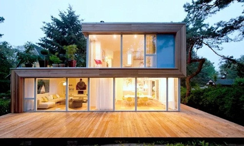 Nhà 2 tầng nhỏ nhắn với khoảng hiên rộng thoải mái, tiện nghi.