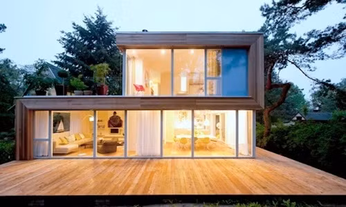 Nhà 2 tầng nhỏ nhắn với khoảng hiên rộng thoải mái, tiện nghi.