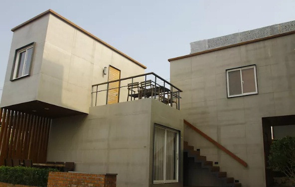 Lớp vỏ thép bên ngoài với texture lượn sóng là một trong những đặc điểm nổi bật của mẫu nhà container này.