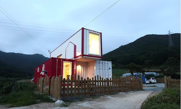 Nhà container đẹp hiện đại nổi bật với màu sơn đỏ.