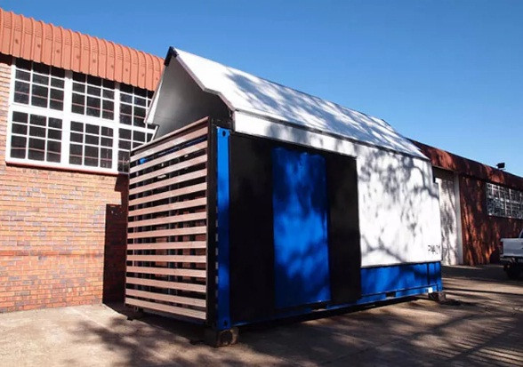 Ngôi nhà siêu nhỏ với mái dốc và hệ lam gỗ.