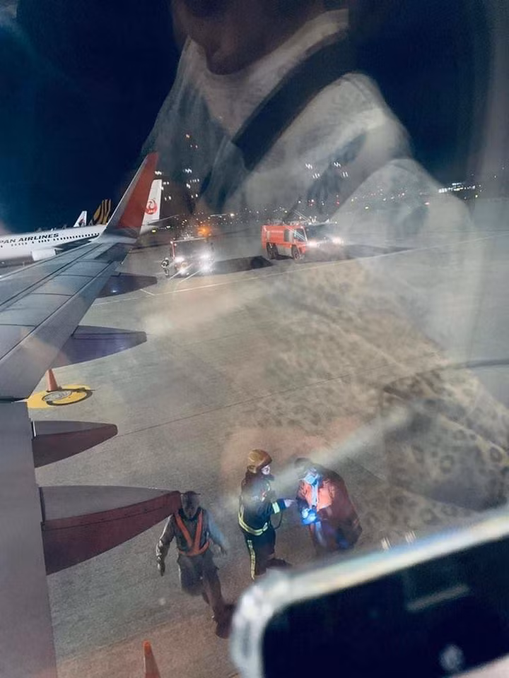 Hot hoang may bay Vietjet Air gap su co, ha canh khan trong dem Noel