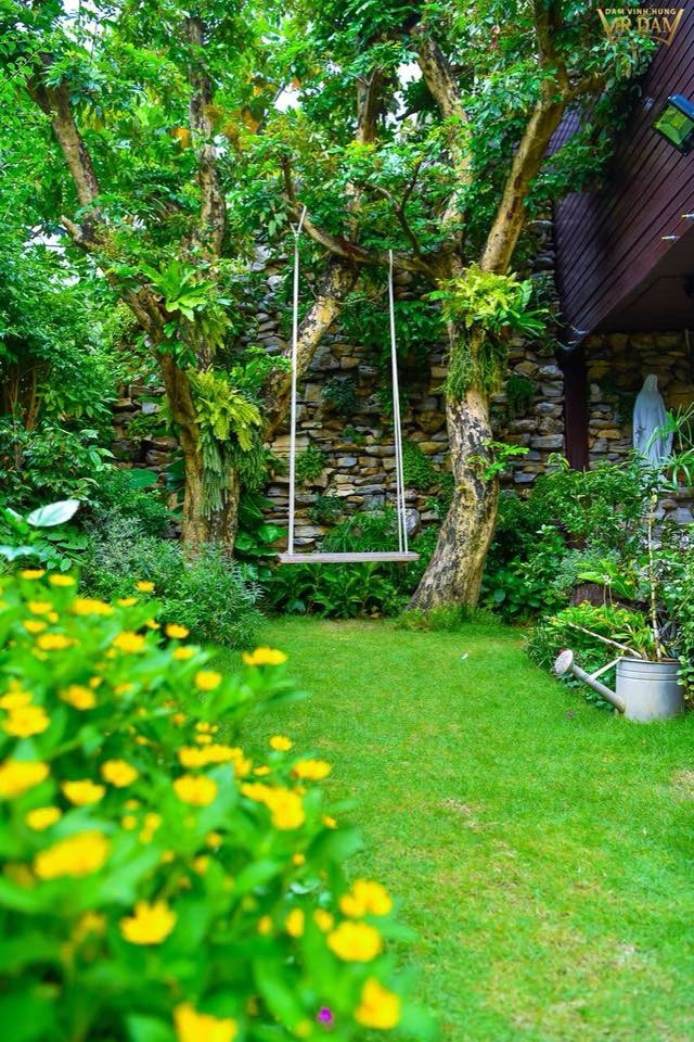 Khu vườn luôn rực rỡ, xinh tươi bởi sự hiện diện của nhiều loại cây hoa gần gũi với thiên nhiên.