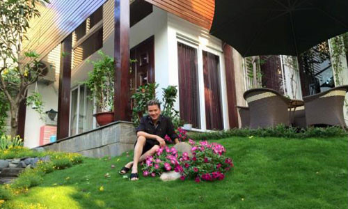 Những khóm hoa trong vườn còn trổ bông quanh năm.