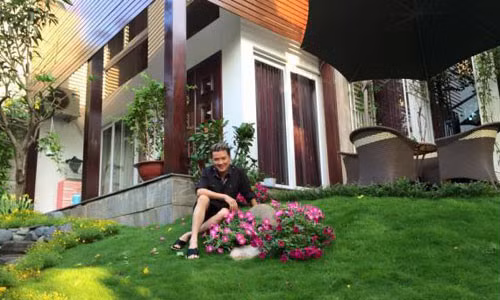 Những khóm hoa trong vườn còn trổ bông quanh năm.