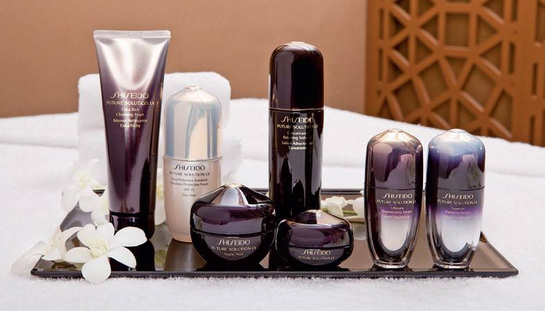 Gần đến ngày 20/11, các cửa hàng, siêu thị đều có bán các bộ sữa tắm, dầu gội và dầu xả hoặc bộ chăm sóc da được đóng gói rất đẹp mắt. Ảnh: Mỹ phẩm Shiseido.