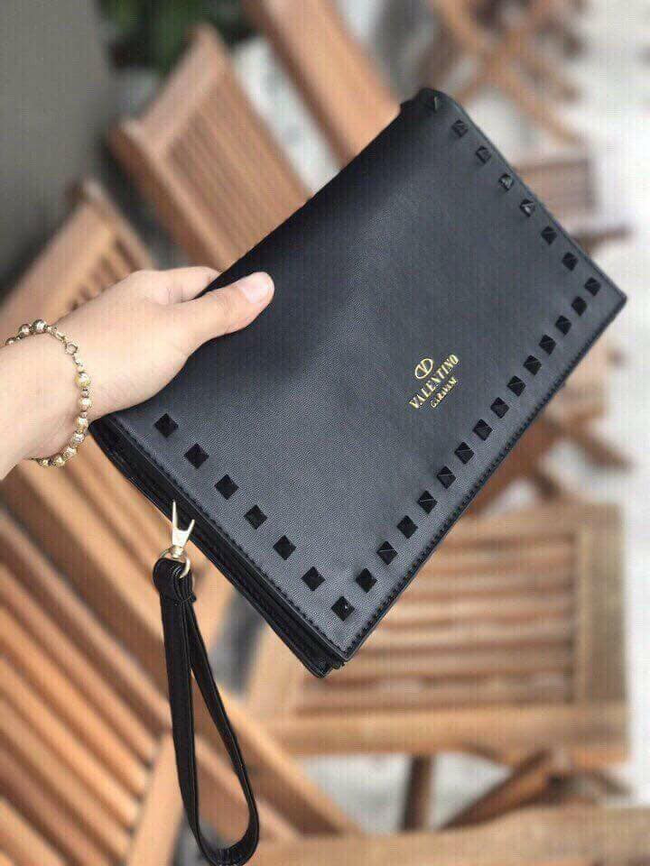 Ví cầm tay cũng được xem là món quà tặng 20/11 rất thiết thực. Phụ huynh có thể lựa chọn loại ví đựng tiền thông thường hoặc loại đi tiệc. Ảnh: FB Ljnh Hjt‎.