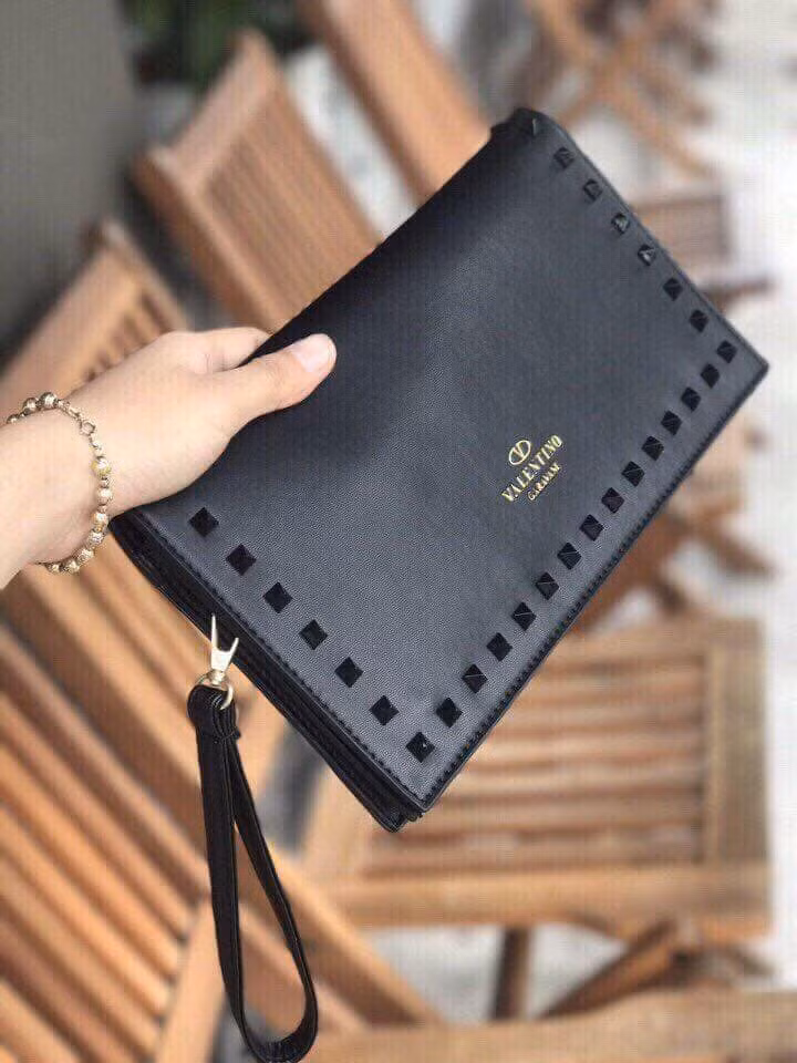 Ví cầm tay cũng được xem là món quà tặng 20/11 rất thiết thực. Phụ huynh có thể lựa chọn loại ví đựng tiền thông thường hoặc loại đi tiệc. Ảnh: FB Ljnh Hjt‎.