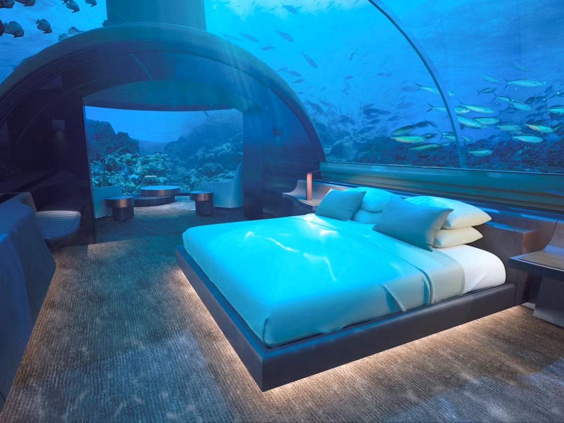 Phần chìm dưới biển sâu 5 m, được nối bằng cầu thang xoắn ốc hoặc đi thang máy. Ảnh: BI.