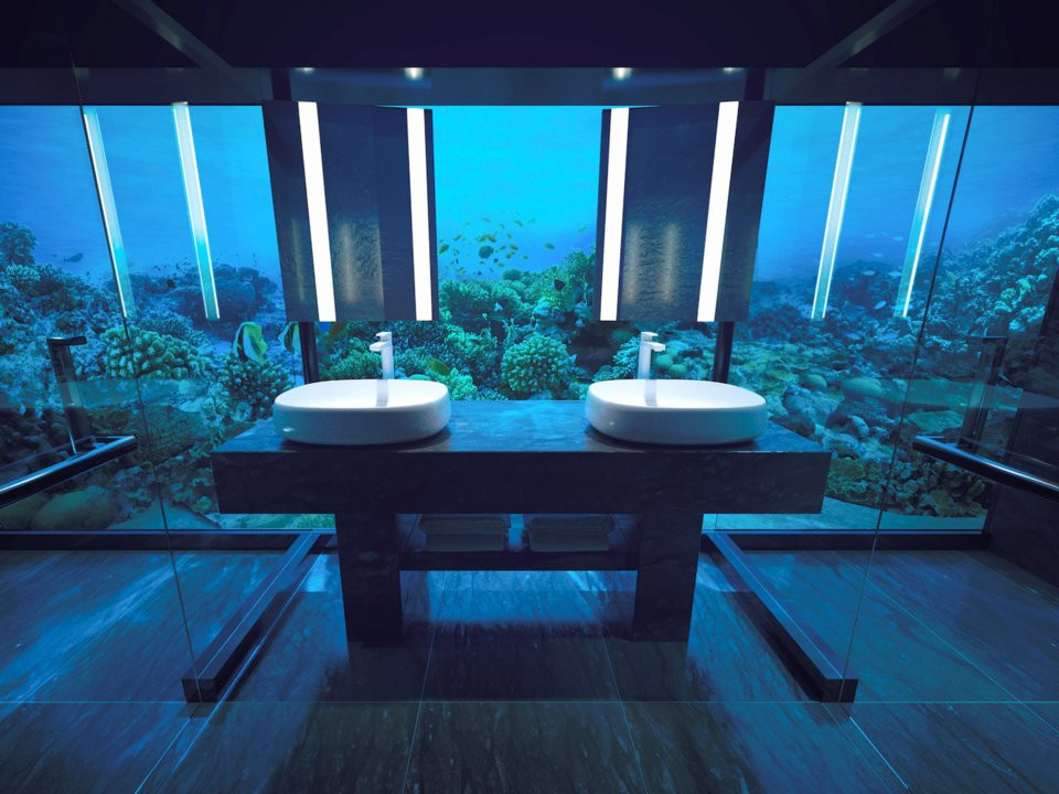 Khách sạn được bọc bằng những bức tường kính hệt như một chiếc bể cá 2 tầng. Ảnh: BI.