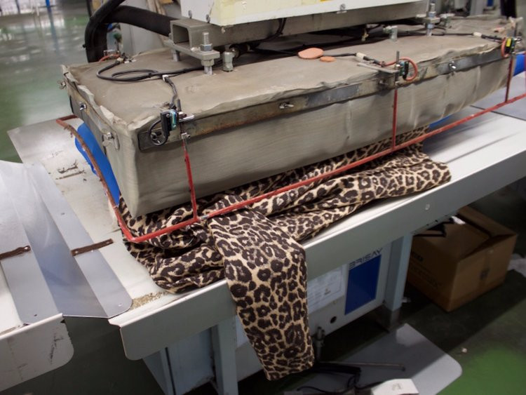 Máy ép sử dụng để là phẳng sản phẩm.