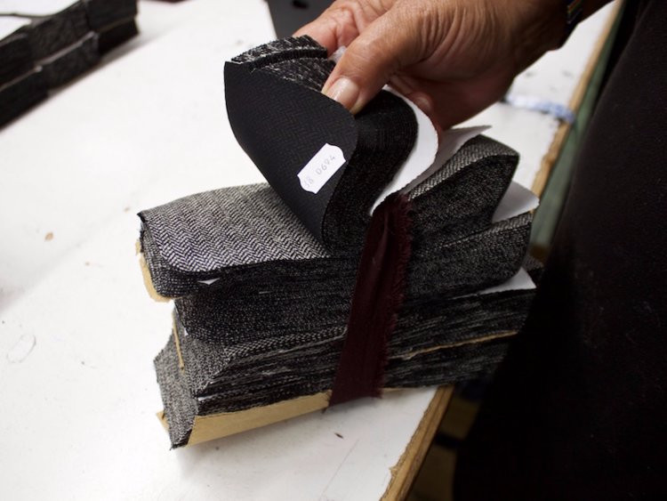 Các mảnh vải được gửi đến nhà máy khâu lại, dựa trên nguyên mẫu sản phẩm.