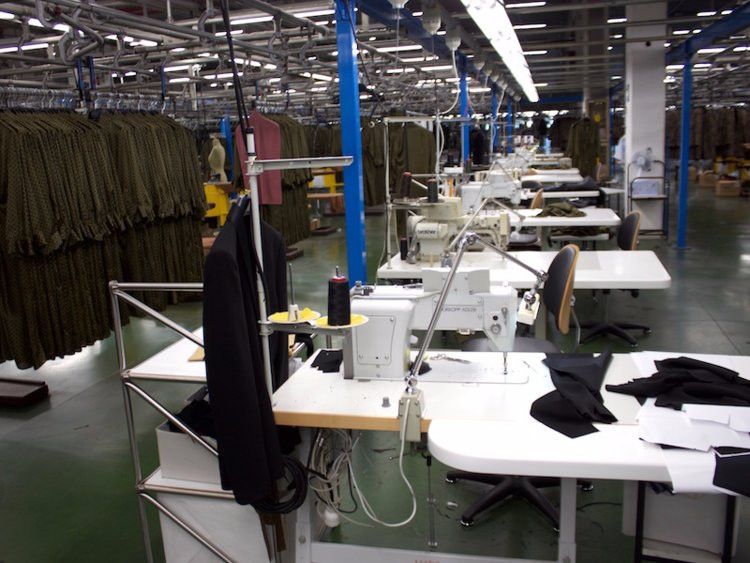 ...và sửa lại tỉ mỉ. Nguồn ảnh: Business Insider.