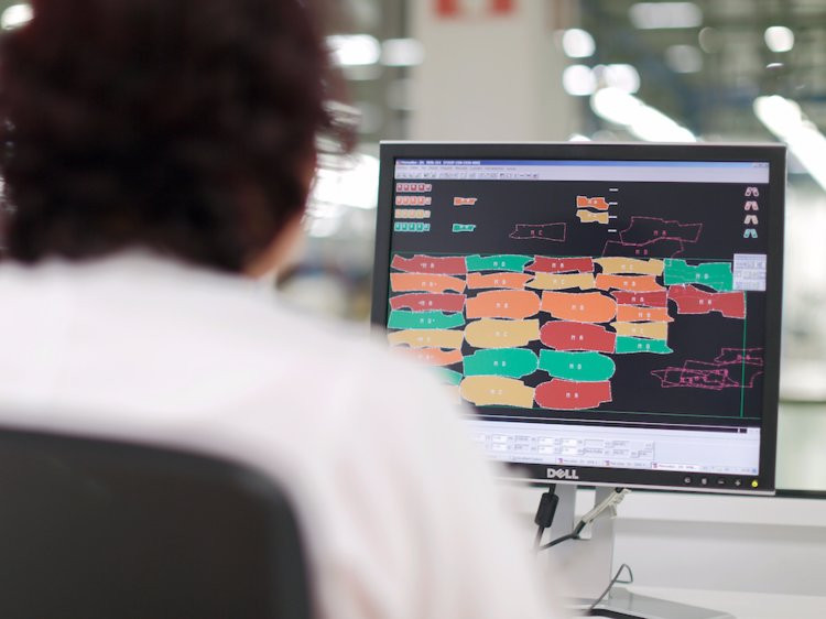 Chọn mẫu vải là bước đầu tiên trong nhà máy sản xuất quần áo nữ của Zara.