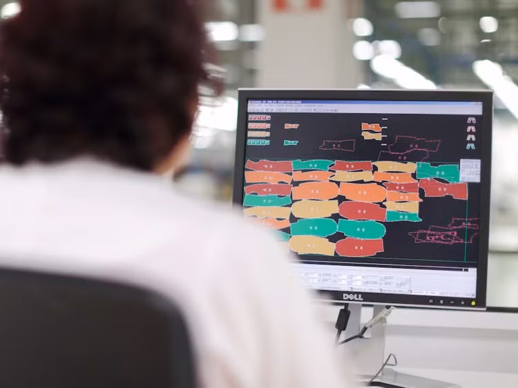 Chọn mẫu vải là bước đầu tiên trong nhà máy sản xuất quần áo nữ của Zara.