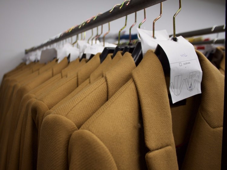 Quần áo Zara bị lỗi được đặt sang một bên.