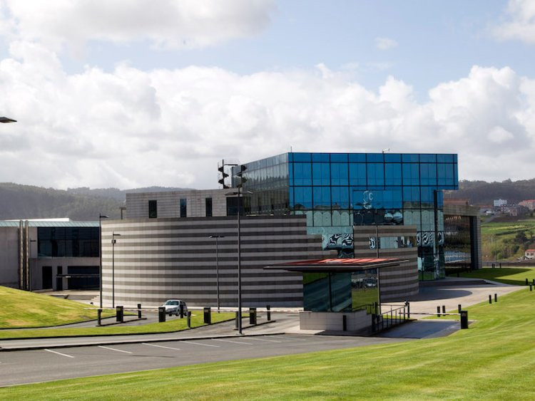 Sau đó, mẫu cắt sẽ được chuyển tới các nhà máy. Trong khuôn viên rộng 860.000 m2 có 10 nhà máy sản xuất các mẫu thiết kế thời trang mới nhất của Zara.