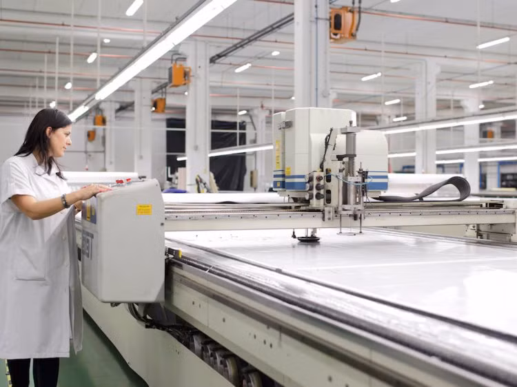 Máy sẽ cắt qua từng mảnh vải.