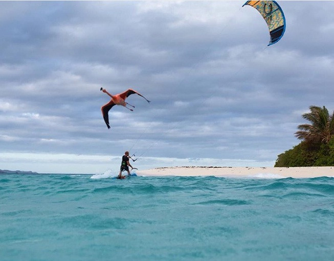 Trong khi đó, tỷ phú Richard Branson lại giành thời gian cho môn lướt ván diều trên bờ biển. Ảnh: BI.