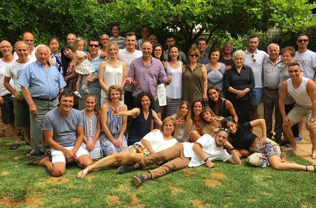 Trong khi đó, một doanh nhân Úc đưa cả nhà tới Hy Lạp để nghỉ nhân dịp năm mới. Ảnh: BI.