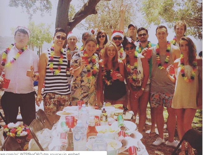 Một triệu phú Australia đưa cả công ty đến bờ biển Nielsen Park để nghỉ dưỡng. Ảnh: BI.