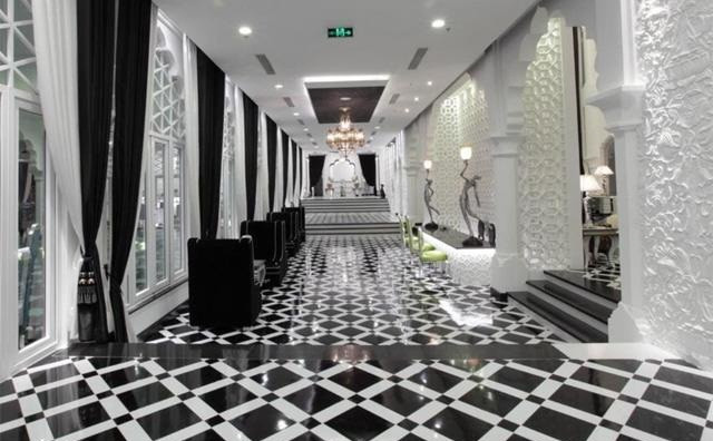 Những vòm trần và bức tường được trang trí hình học phức tạp và kiểu chữ viết cổ rất đẹp của người Ấn Độ. Ảnh: Homedy.