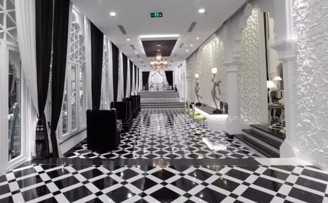 Những vòm trần và bức tường được trang trí hình học phức tạp và kiểu chữ viết cổ rất đẹp của người Ấn Độ. Ảnh: Homedy.