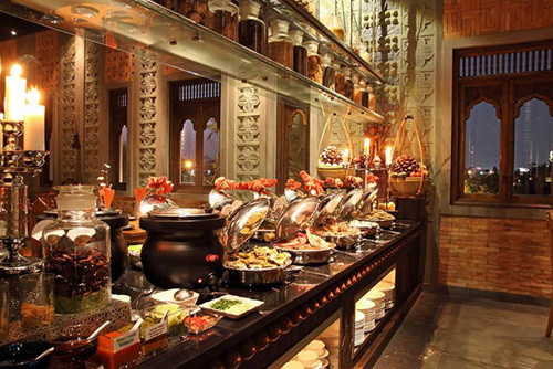 Không gian nhà hàng được chia làm 3 khu vực. Tầng trên cùng dành cho thực khách thưởng thức các món nướng trong không gian rộng rãi và thơ mộng. Ảnh: Vietnamnet.