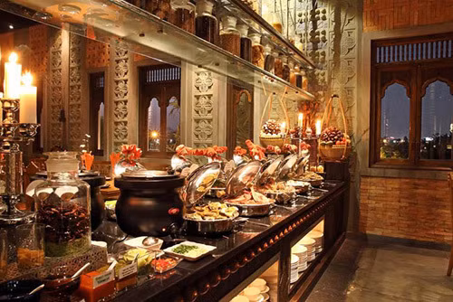 Không gian nhà hàng được chia làm 3 khu vực. Tầng trên cùng dành cho thực khách thưởng thức các món nướng trong không gian rộng rãi và thơ mộng. Ảnh: Vietnamnet.