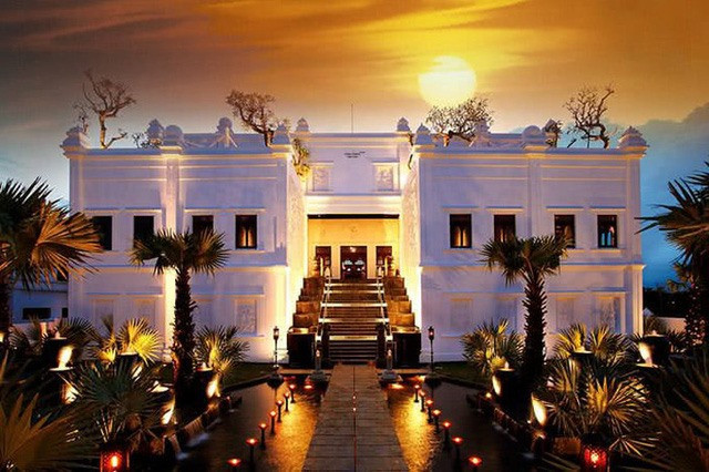 Trong khi đó tòa nhà Cham Charm tọa lạc tại số 2 Phạm Văn Chương, phường Tân Phú (Phú Mỹ Hưng, quận 7, TP HCM) được xem như một trong những nhà hàng đẹp nhất thuộc chuỗi các nhà hàng triệu đô của đại gia Hoàng Khải. Ảnh: Onepas.