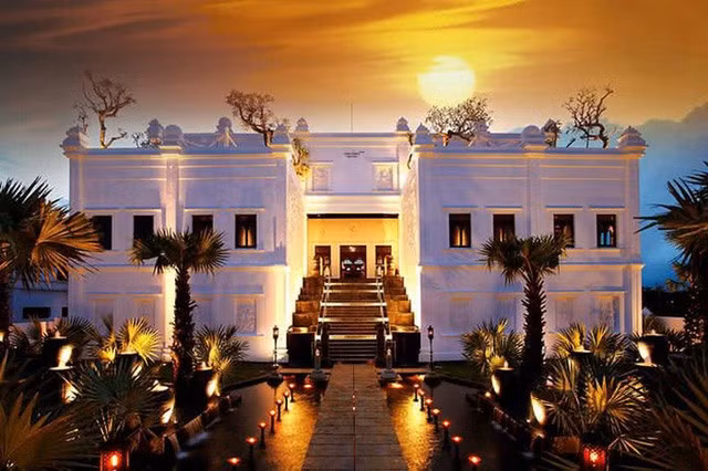 Trong khi đó tòa nhà Cham Charm tọa lạc tại số 2 Phạm Văn Chương, phường Tân Phú (Phú Mỹ Hưng, quận 7, TP HCM) được xem như một trong những nhà hàng đẹp nhất thuộc chuỗi các nhà hàng triệu đô của đại gia Hoàng Khải. Ảnh: Onepas.