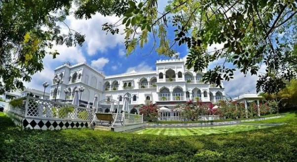 Tuy nhiên, mới đây Tập đoàn Chloe Hospitality vừa có thông báo về việc tiếp quản hoạt động của Khách sạn Tajmasago và Nhà hàng Cham Charm của tập đoàn Khải Silk tại số 2 - 6 Phan Văn Chương (khu vực Cầu Ánh Sao - Hồ Bán Nguyệt, Phú Mỹ Hưng, quận 7). Giá trị chuyển nhượng của thương vụ chưa được công bố. Ảnh: Infonet.