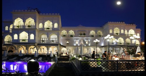 Tòa lâu đài Tajmasago được xây dựng theo dáng dấp của ngôi đền cổ Taj Mahal tại Ấn Độ với màu sắc chủ đạo là trắng - đen. Ảnh: ĐSPL.