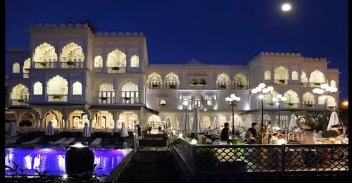 Tòa lâu đài Tajmasago được xây dựng theo dáng dấp của ngôi đền cổ Taj Mahal tại Ấn Độ với màu sắc chủ đạo là trắng - đen. Ảnh: ĐSPL.