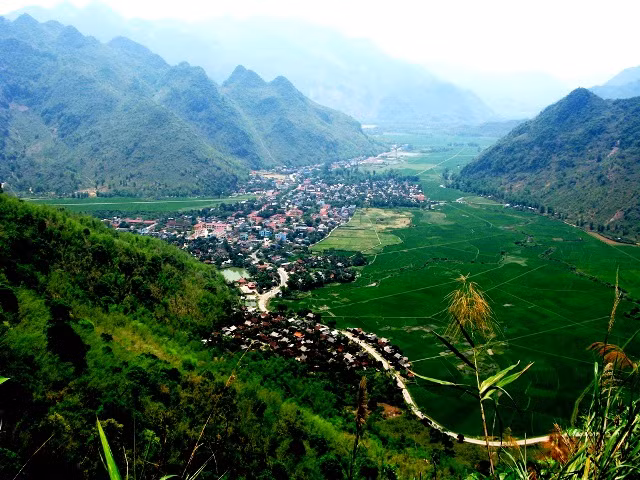 Tour Hà Nội - Mai Châu 1 ngày có giá dao động từ 700.000 - hơn 800.000 đồng. Trong khi đó, tour 2 ngày giá từ 1,8 đến 2 triệu đồng. Ảnh: Maichautourist.