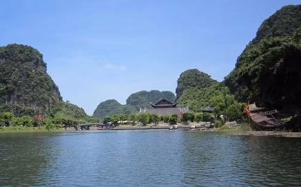 Những năm gần đây Ninh Bình tở thành điểm đến du lịch không chỉ hấp dẫn du khách trong nước mà còn cả với khách quốc tế. Ảnh: VOV.