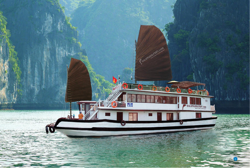 Với mức giá từ 2 - 3,5 triệu đồng cho tour Hà Nội - Hạ Long 2 ngày 1 đêm, du khách sẽ có cơ hội khám phá Vịnh Hạ Long trên du thuyền. Ảnh: QTV.