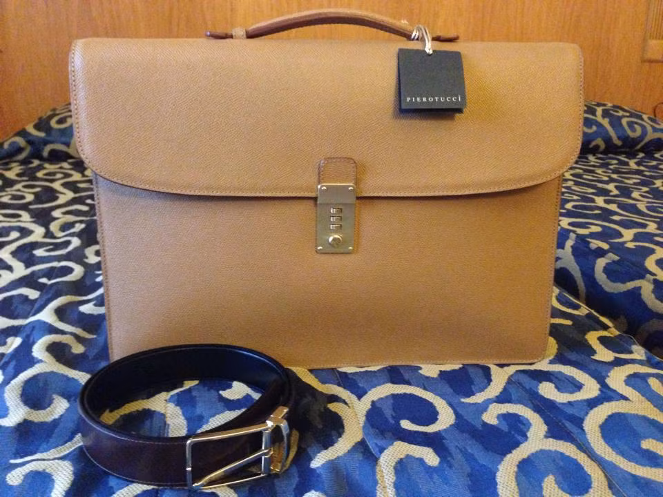 Túi xách, thắt lưng, ví chất liệu da là sở thích của chàng thiếu gia này. Ảnh: Vietnamnet.