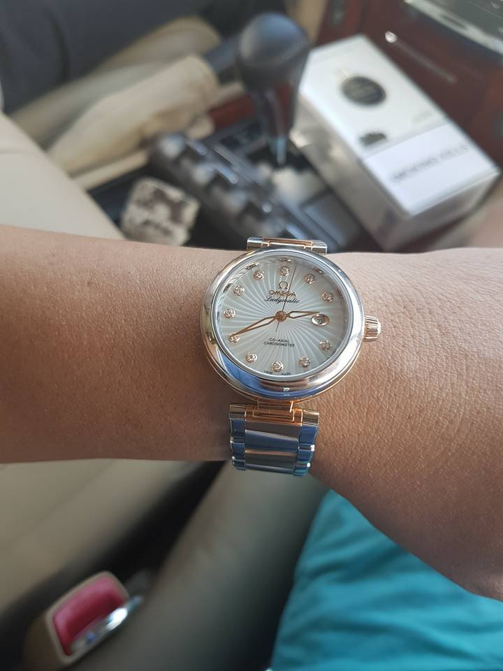 Đáng chú ý là chiếc đồng hồ dây kim loại thương hiệu Omega danh giá Thụy Sĩ. Ảnh: Vietnamnet.