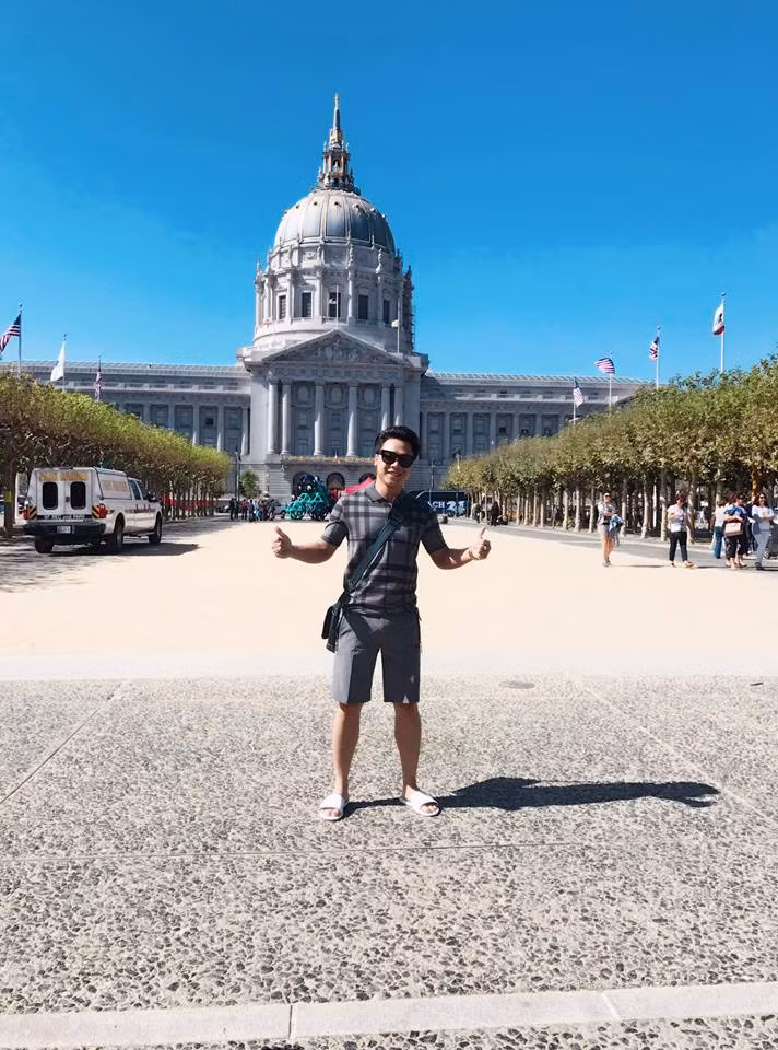 Anh chàng còn thương xuyên du lịch khắp nơi từ Á đến Âu, chứng tỏ cuộc sống xa hoa, sang chảnh. Ảnh: Khám phá.