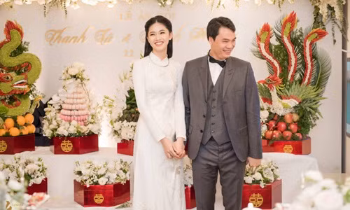 Vốn kín tiếng về đời tư nên tới lễ ăn hỏi vào chiều 22/11 vừa qua, hình ảnh về vị hôn phu của Á hậu Thanh Tú mới được giới truyền thông biết đến. Ảnh: Zing.