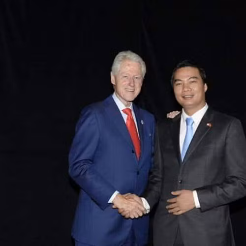  Vị hôn phu của Á hậu Thanh Tú cũng từng gặp gỡ nhiều chính khách nổi tiếng. Ảnh: Dân Việt.