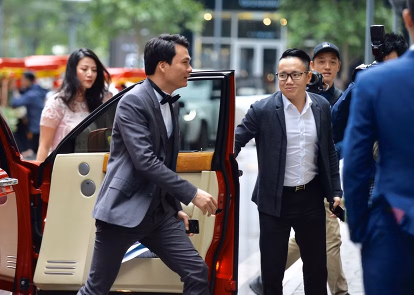 Trong lễ ăn hỏi mới đây, chú rể bước ra từ siêu xe Rolls Royce khiến nhiều người ngưỡng mộ. Ảnh: Zing.