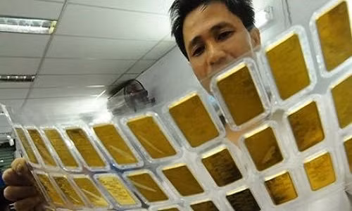 Gia vang hom nay 9/10: USD tang vo cuc, vang ban thao khong dung