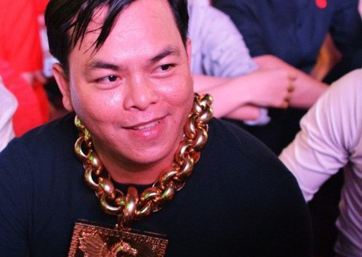 Tuy nhiên, chẳng ai nhận anh làm việc vì những tấm bằng đó không phải hệ chính qui. Anh Phúc chuyển qua chạy taxi, rồi chạy xe cẩu, xe khách và buôn bán dầu ăn. Ảnh: Saostar.