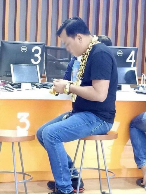 Mỗi ngày, anh Trần Ngọc Phúc đeo vàng gồm 1 vòng tay nặng 1 kg, 1 vòng cổ nặng gần 6 kg, 4 chiếc nhẫn, mỗi chiếc nặng khoảng 0,5 kg và 1 chiếc vòng tay khác mới mua nặng 4 kg. Ảnh: Tiin.