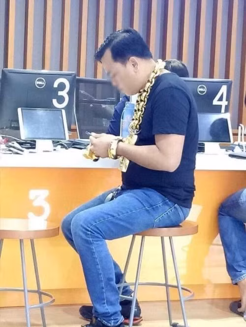 Mỗi ngày, anh Trần Ngọc Phúc đeo vàng gồm 1 vòng tay nặng 1 kg, 1 vòng cổ nặng gần 6 kg, 4 chiếc nhẫn, mỗi chiếc nặng khoảng 0,5 kg và 1 chiếc vòng tay khác mới mua nặng 4 kg. Ảnh: Tiin.