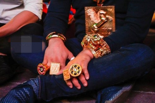 Nói về việc đeo vàng của mình, đại gia Trần Ngọc Phúc tự nhận là người hơi "mê tín". Việc đeo vàng để hợp phong thủy và mang lại may mắn cho bản thân. Ảnh: Tiin.