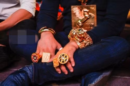 Nói về việc đeo vàng của mình, đại gia Trần Ngọc Phúc tự nhận là người hơi "mê tín". Việc đeo vàng để hợp phong thủy và mang lại may mắn cho bản thân. Ảnh: Tiin.