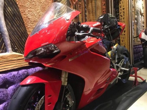 Ngoài ra, vị đại gia này còn sở hữu một dàn siêu xe rất có giá trị cùng nhiều khối tài sản khác. Ảnh: Youtube. Video: Du thuyền hơn 300 triệu USD của tỷ phú Nga. Nguồn: VTC.